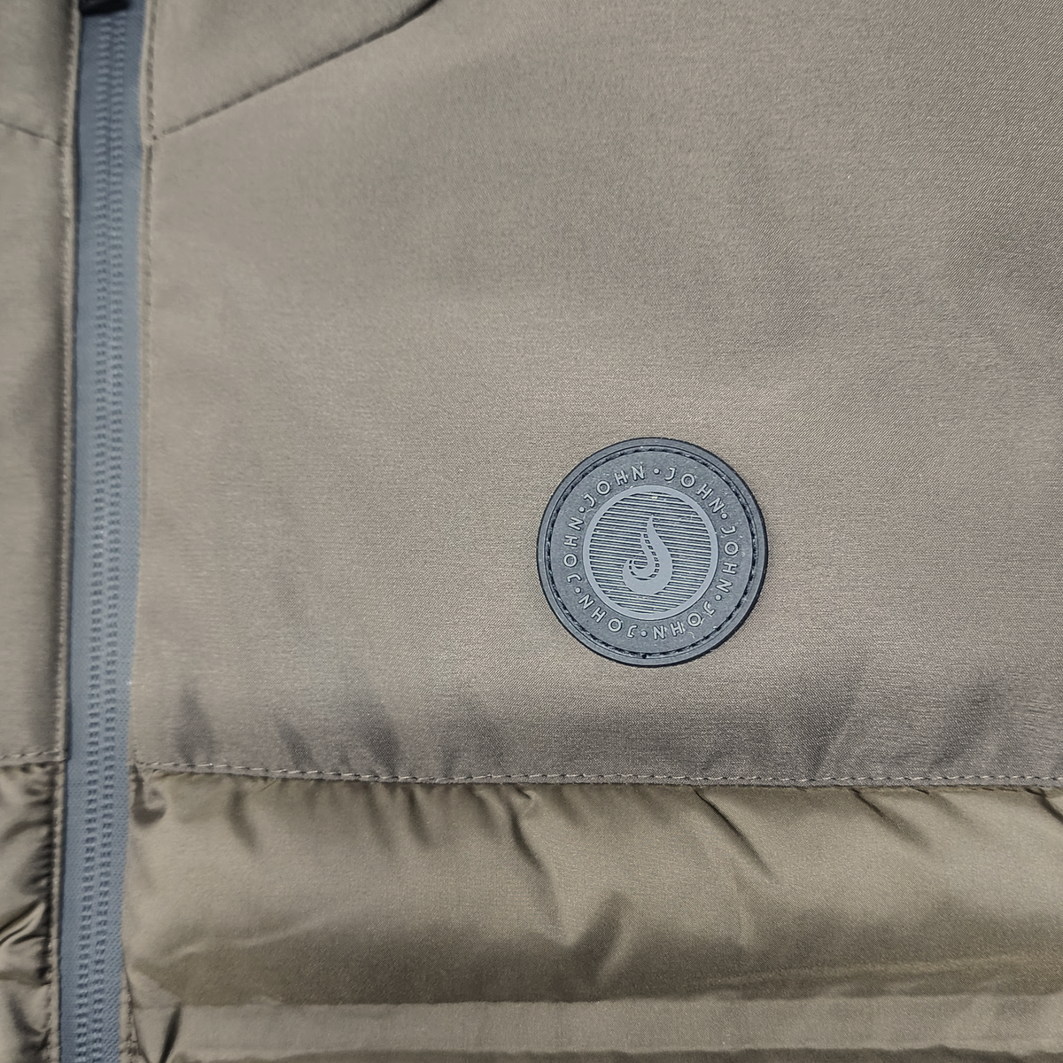 CHALECO ACOLCHADO TEC MARRON
