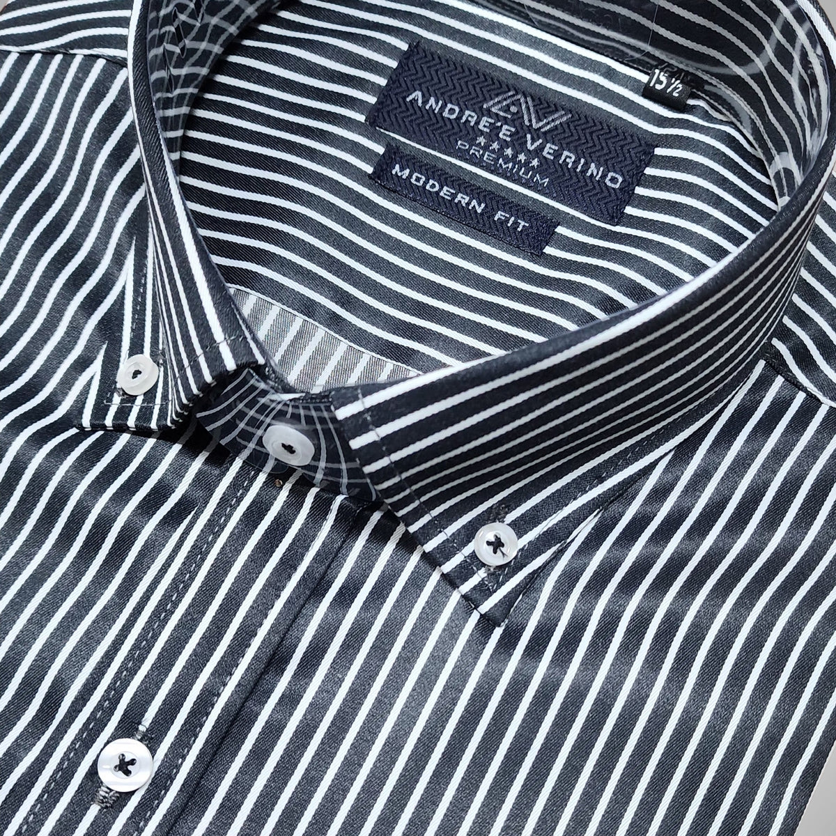 CAMISA ANDRE'E VERINO PREMIUM - BOTON EN EL CUELLO CASUAL LABRADO A RAYAS BLANCAS Y FONDO CELESTE