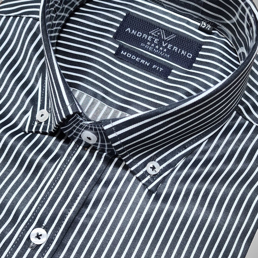 CAMISA ANDRE'E VERINO PREMIUM - BOTON EN EL CUELLO CASUAL LABRADO A RAYAS BLANCAS Y FONDO CELESTE