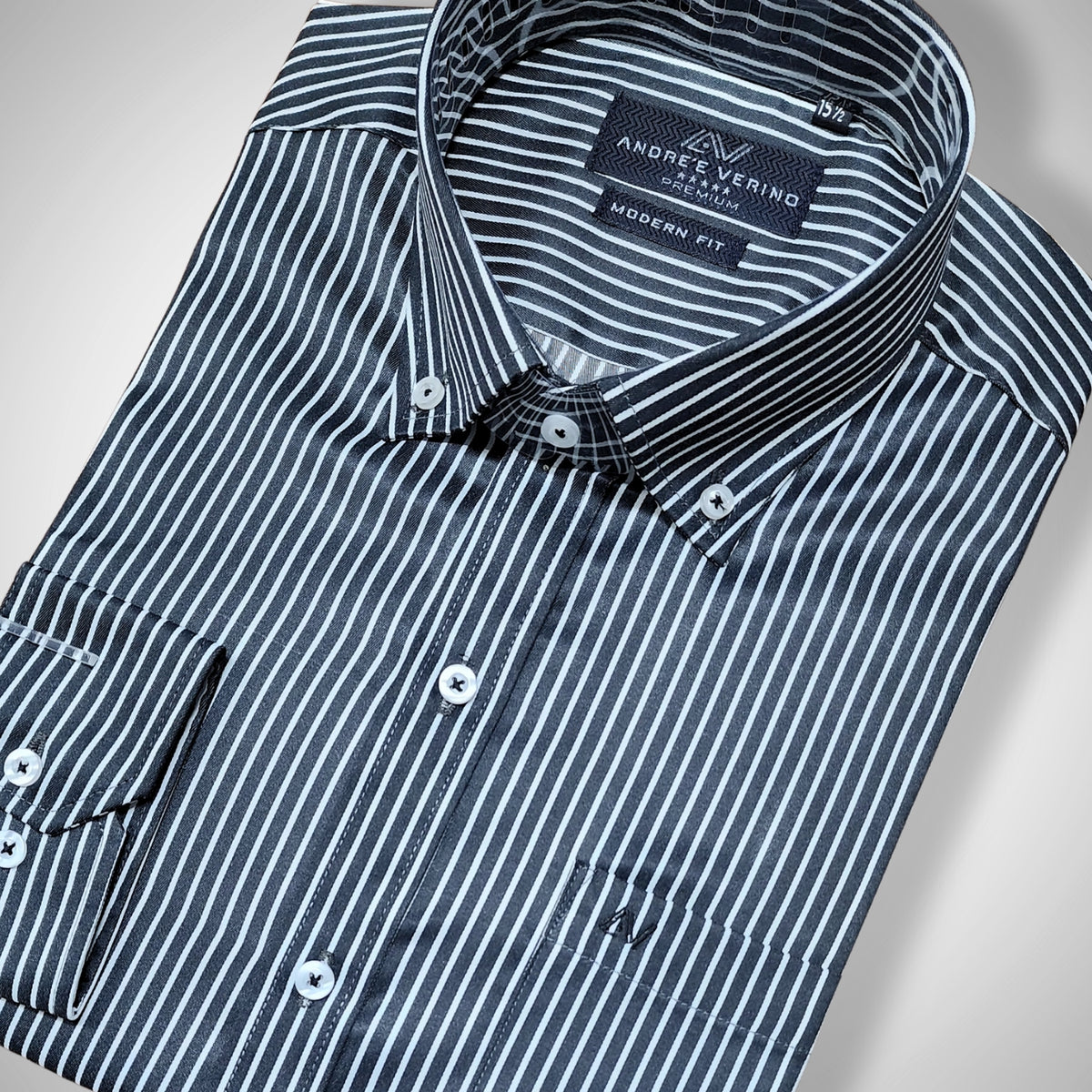 CAMISA ANDRE'E VERINO PREMIUM - BOTON EN EL CUELLO CASUAL LABRADO A RAYAS BLANCAS Y FONDO CELESTE