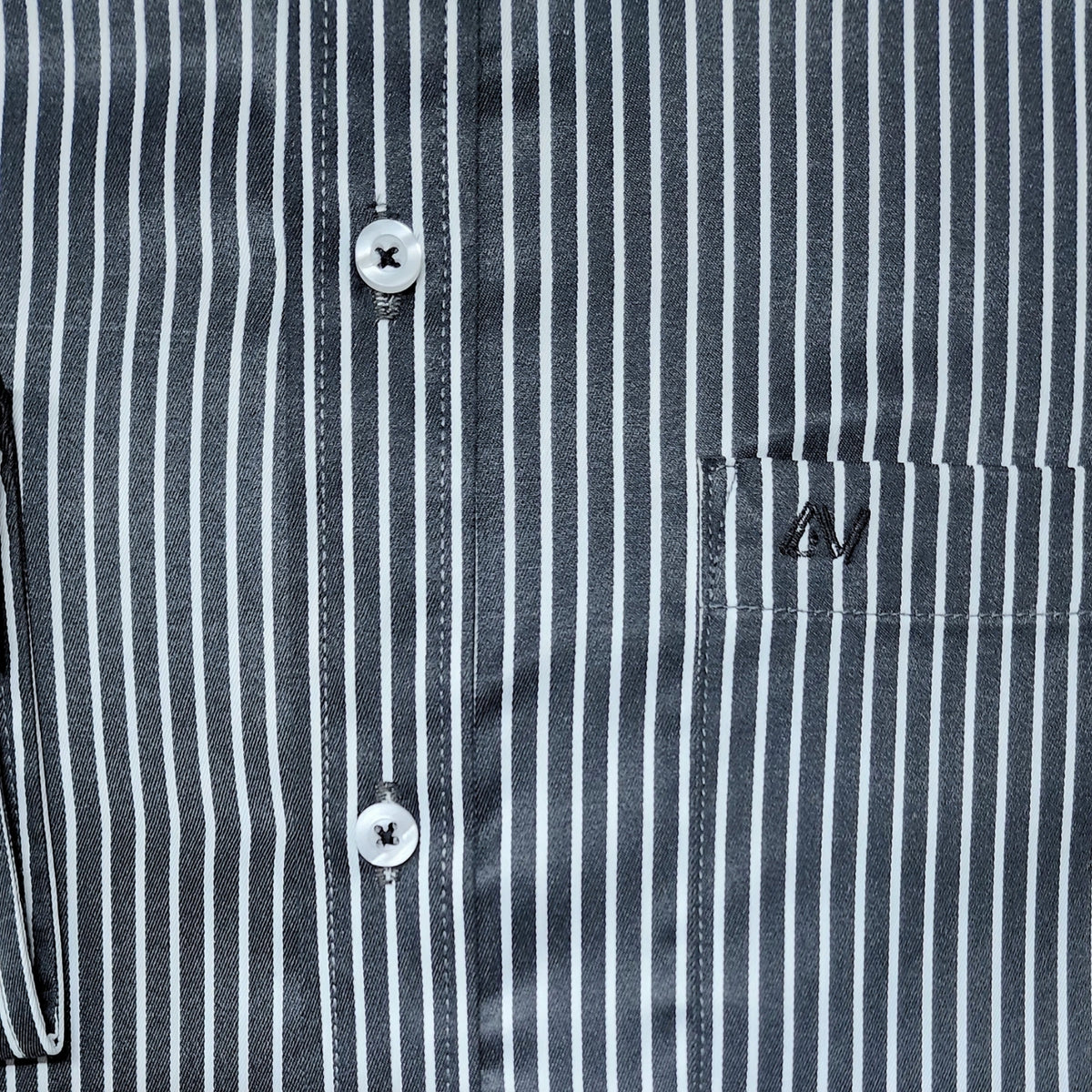 CAMISA ANDRE'E VERINO PREMIUM - BOTON EN EL CUELLO CASUAL LABRADO A RAYAS BLANCAS Y FONDO CELESTE