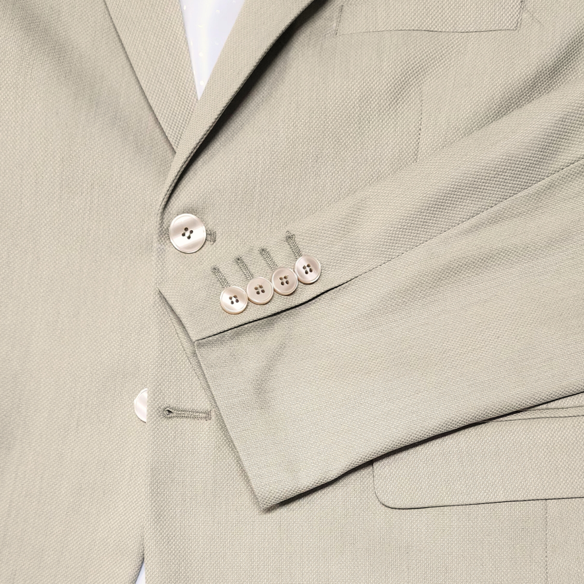 Traje ModernFit lanilla stretch color beige texturizado.