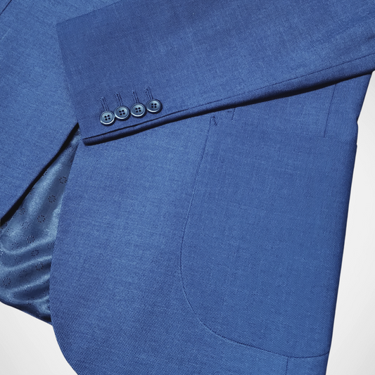 Traje casual ModernFit lanilla stretch color azul italiano bolsillo parche texturizado.