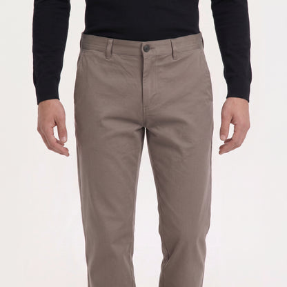 PANTALÓN DRILL MODERNFIT ALGODÓN CON SPANDEX COLOR COCOA