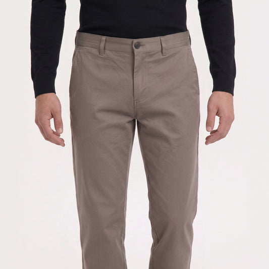 PANTALÓN DRILL MODERNFIT ALGODÓN CON SPANDEX COLOR COCOA