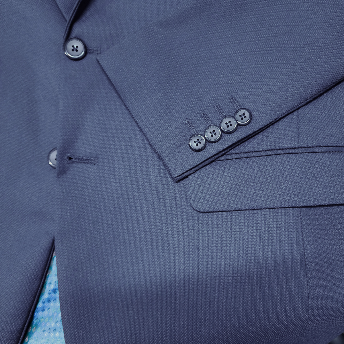 Traje ModernFit lanilla stretch color azul acero texturizado.