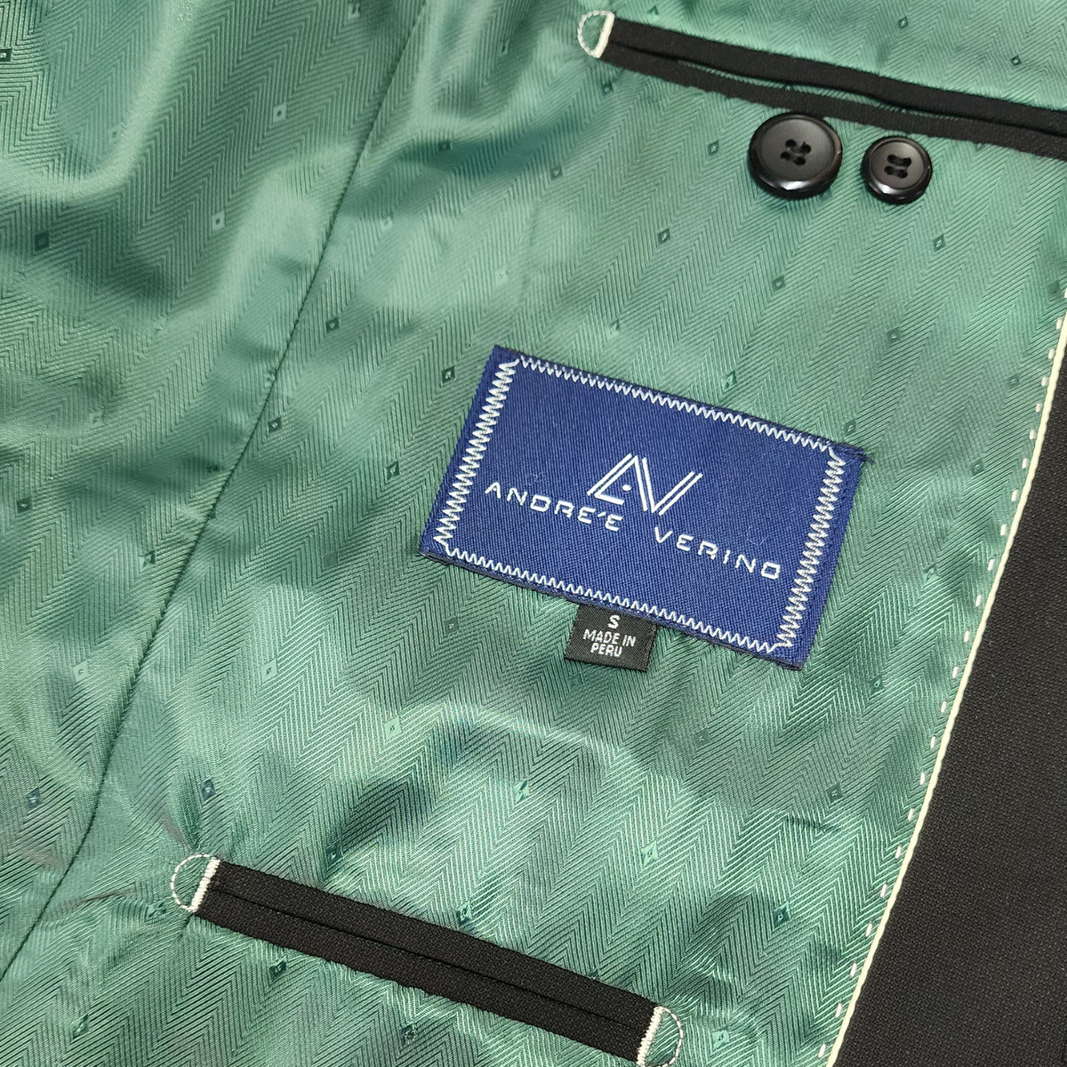 Traje ModernFit lanilla stretch color negro texturizado.